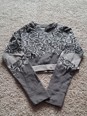 Cropped Crewneck Sweater in Heather Gray Snake-Print